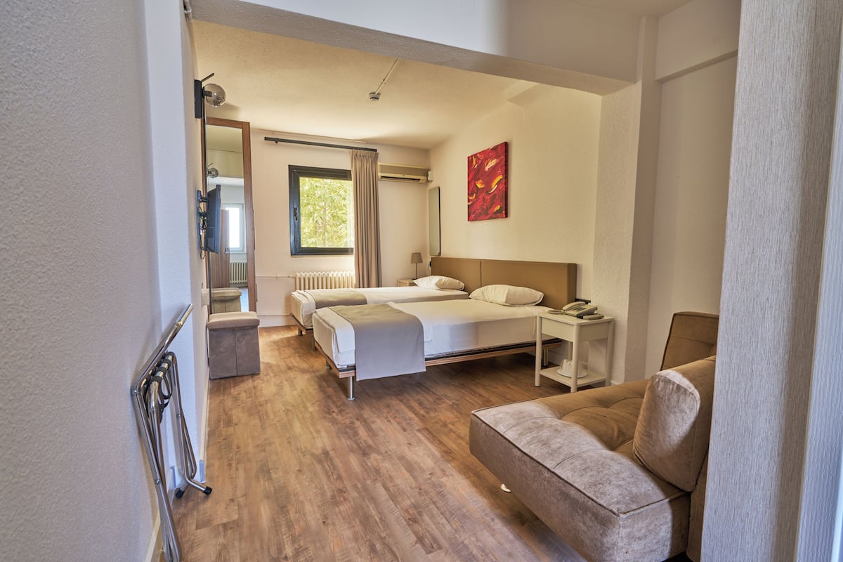 Egyptian cotton sheets, premium bedding, minibar, in-room safe