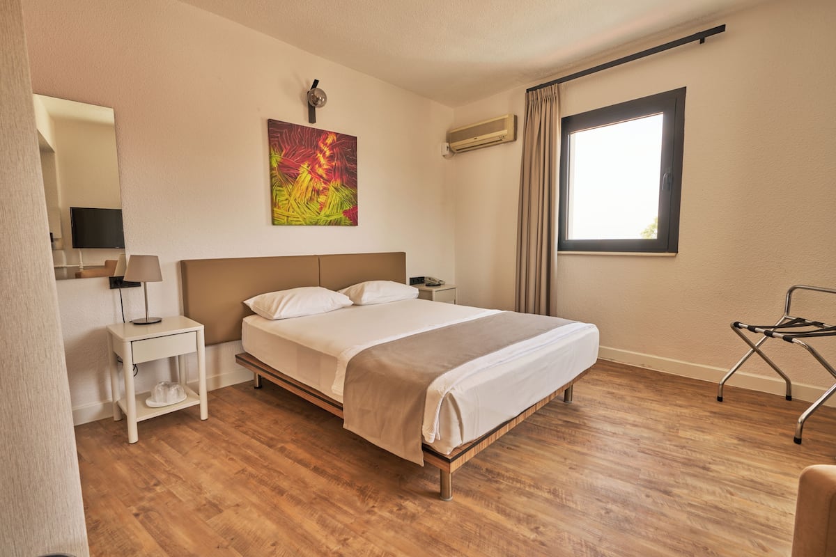 Egyptian cotton sheets, premium bedding, minibar, in-room safe