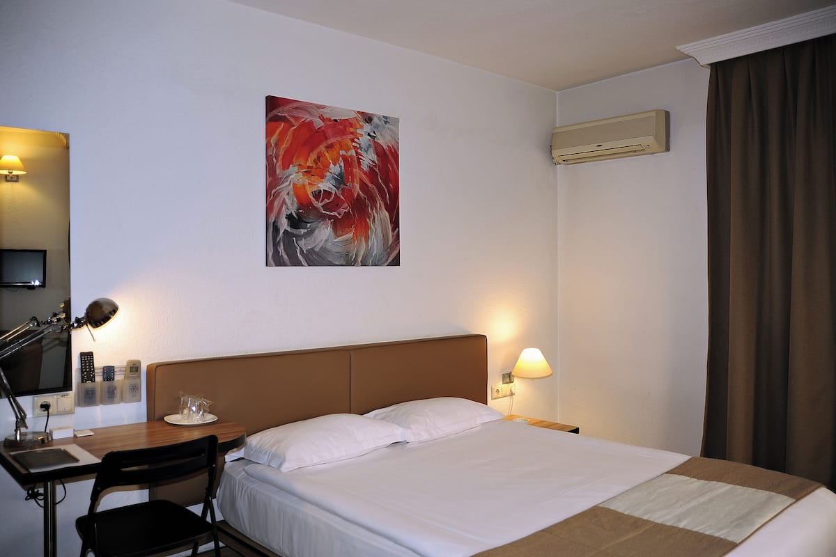 Standard Double Room Single Use | Egyptian cotton sheets, premium bedding, minibar, in-room safe