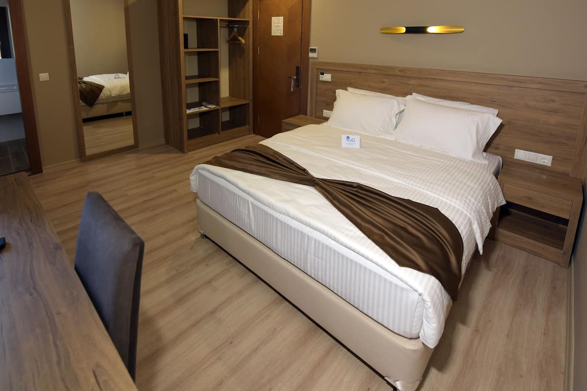 twin room | minibar, in-room safe, desk, soundproofing