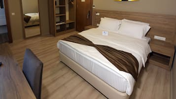 Minibar, caja de seguridad en la habitación y escritorio