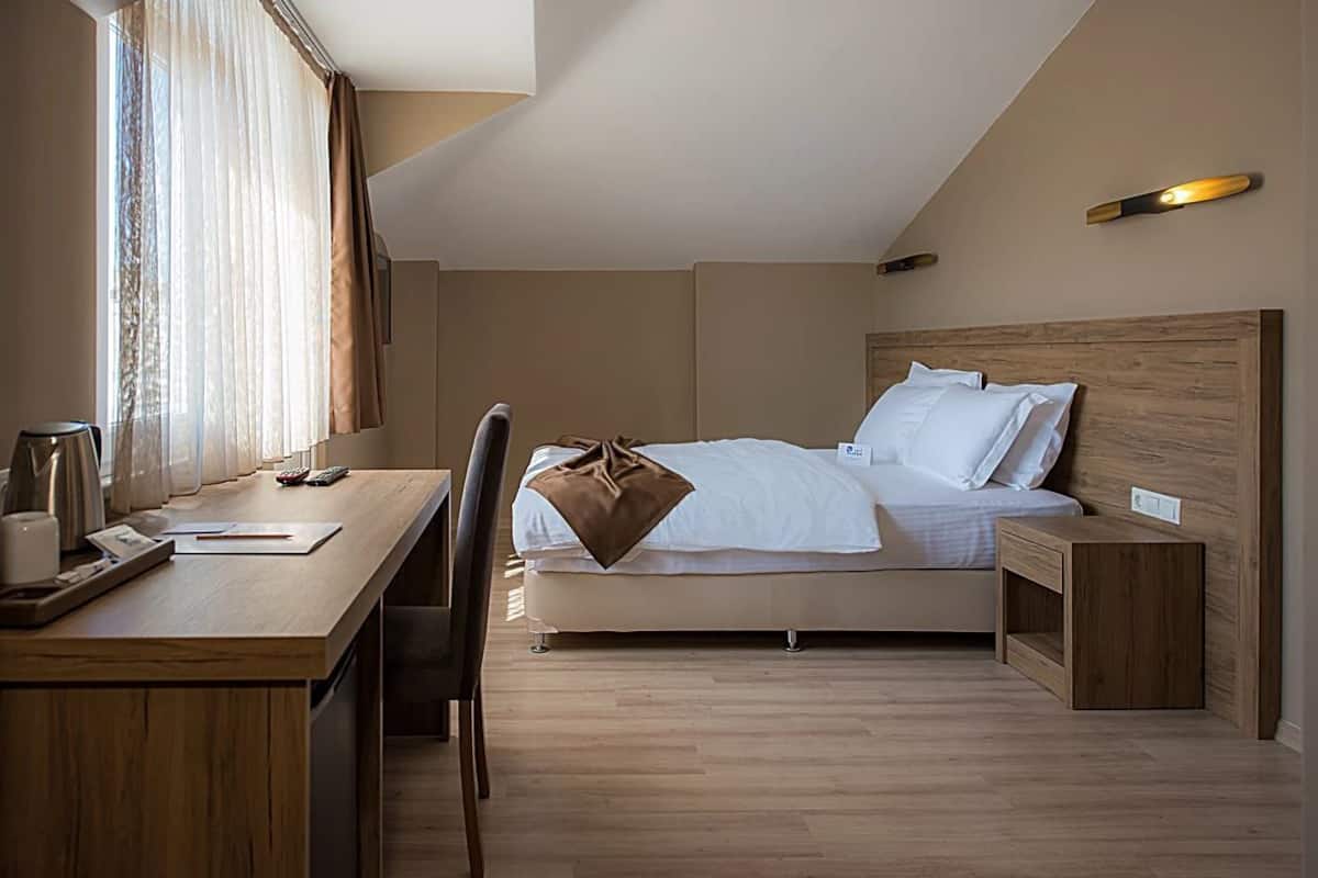 twin room | minibar, in-room safe, desk, soundproofing