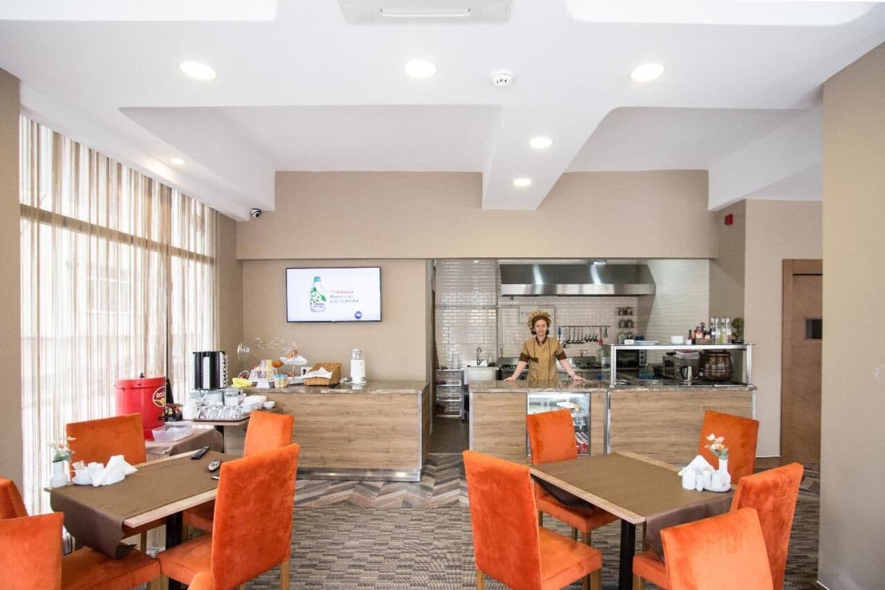 breakfast, lunch and dinner served