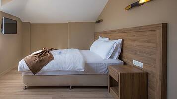 Twin kamer | Een minibar, een kluis op de kamer, een bureau, geluiddichte muren