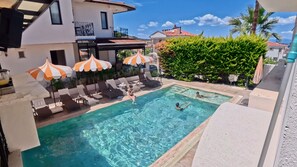 Piscine extérieure (ouverte en saison), parasols de plage