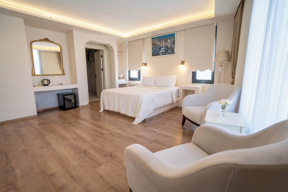 Havuz Manzarali Terasli Deluxe Oda | Ropa de cama de alta calidad y caja de seguridad en la habitación
