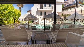 Havuz Manzarali Terasli Deluxe Oda | Khu phòng khách | TV LCD