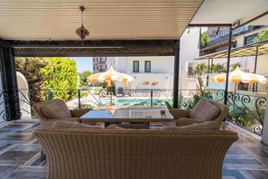 Havuz Manzarali Terasli Deluxe Oda | Premium bedding, in-room safe, free WiFi, bed sheets - Cunda House Kucuk Otel (Ayvalik)