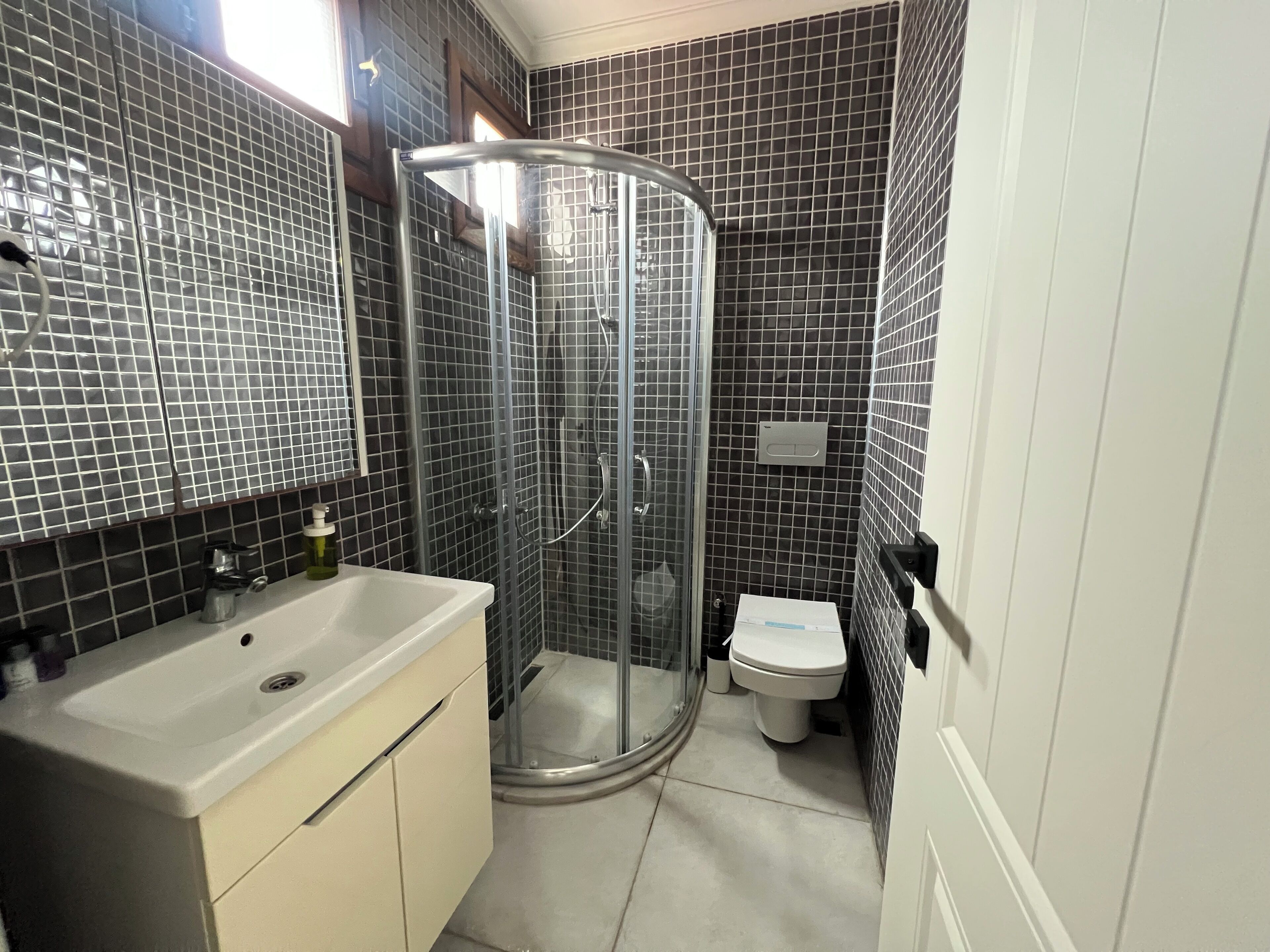 shower, free toiletries, hair dryer, slippers