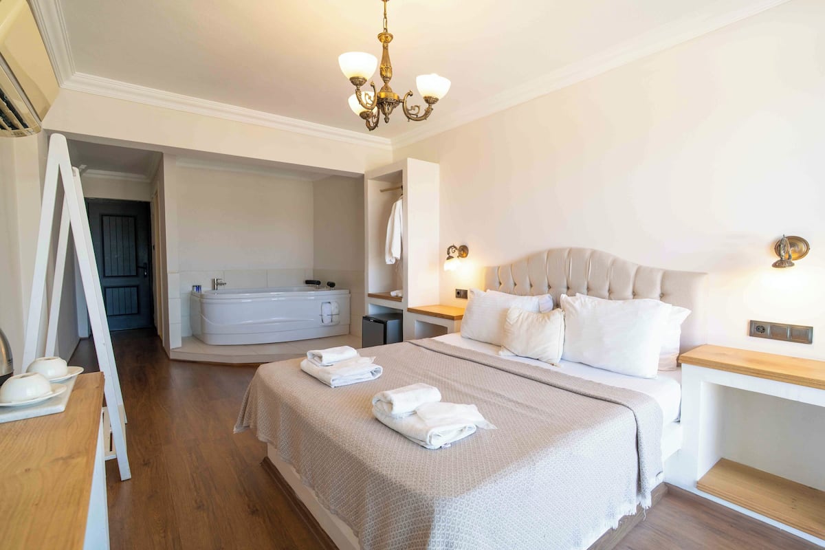 Jakuzili Deniz Manzarali Oda | Ropa de cama de alta calidad y caja de seguridad en la habitación
