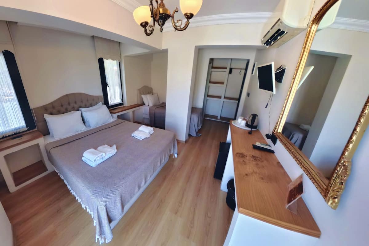 Avlu Manzarali Triple Oda | Ropa de cama de alta calidad y caja de seguridad en la habitación