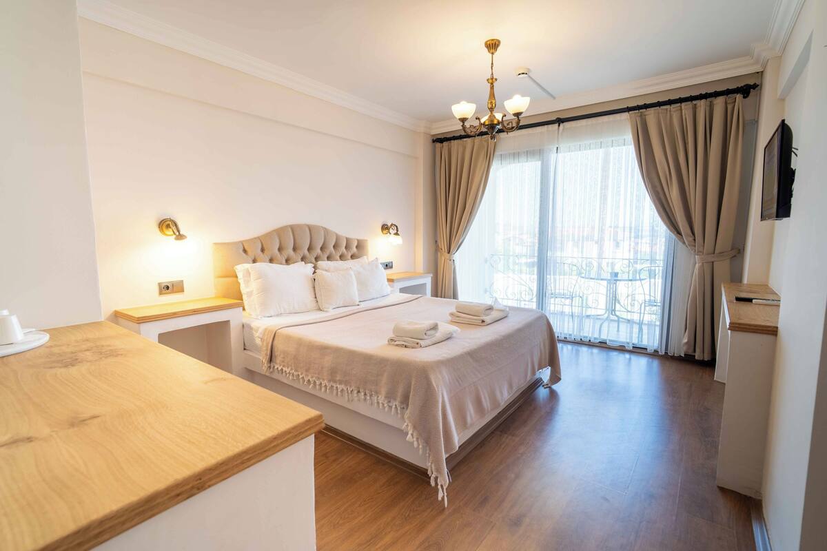 Deniz Manzarali Deluxe Oda | Ropa de cama de alta calidad y caja de seguridad en la habitación