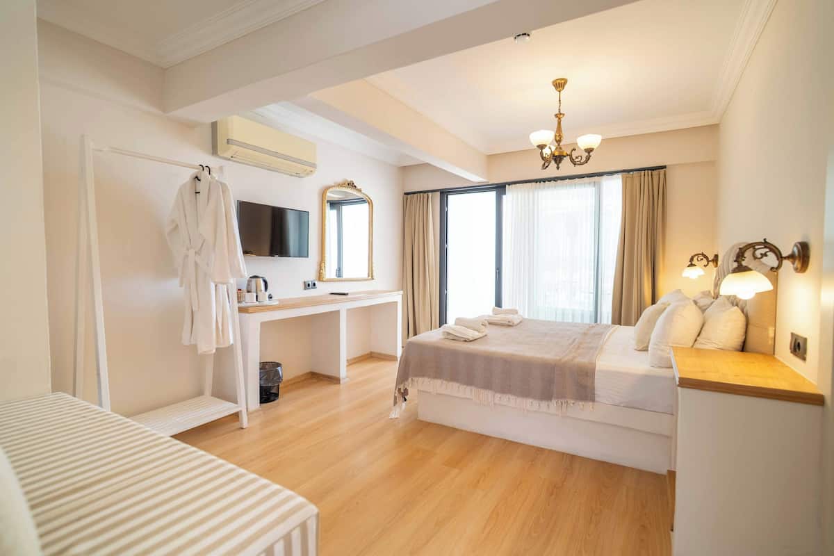 Habitación doble | Ropa de cama de alta calidad y caja de seguridad en la habitación