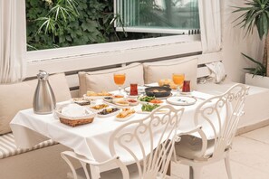 Petit déjeuner complet compris tous les jours