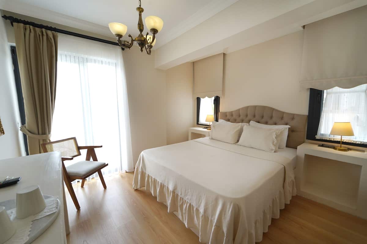 Avlu Manzarali Triple Oda | Ropa de cama de alta calidad y caja de seguridad en la habitación