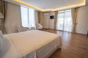 Havuz Manzarali Terasli Deluxe Oda
