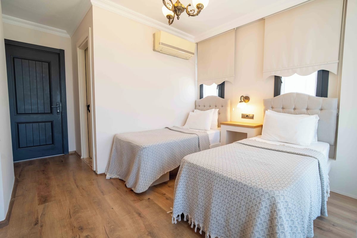 Deniz Manzarali Twin Oda | Ropa de cama de alta calidad y caja de seguridad en la habitación