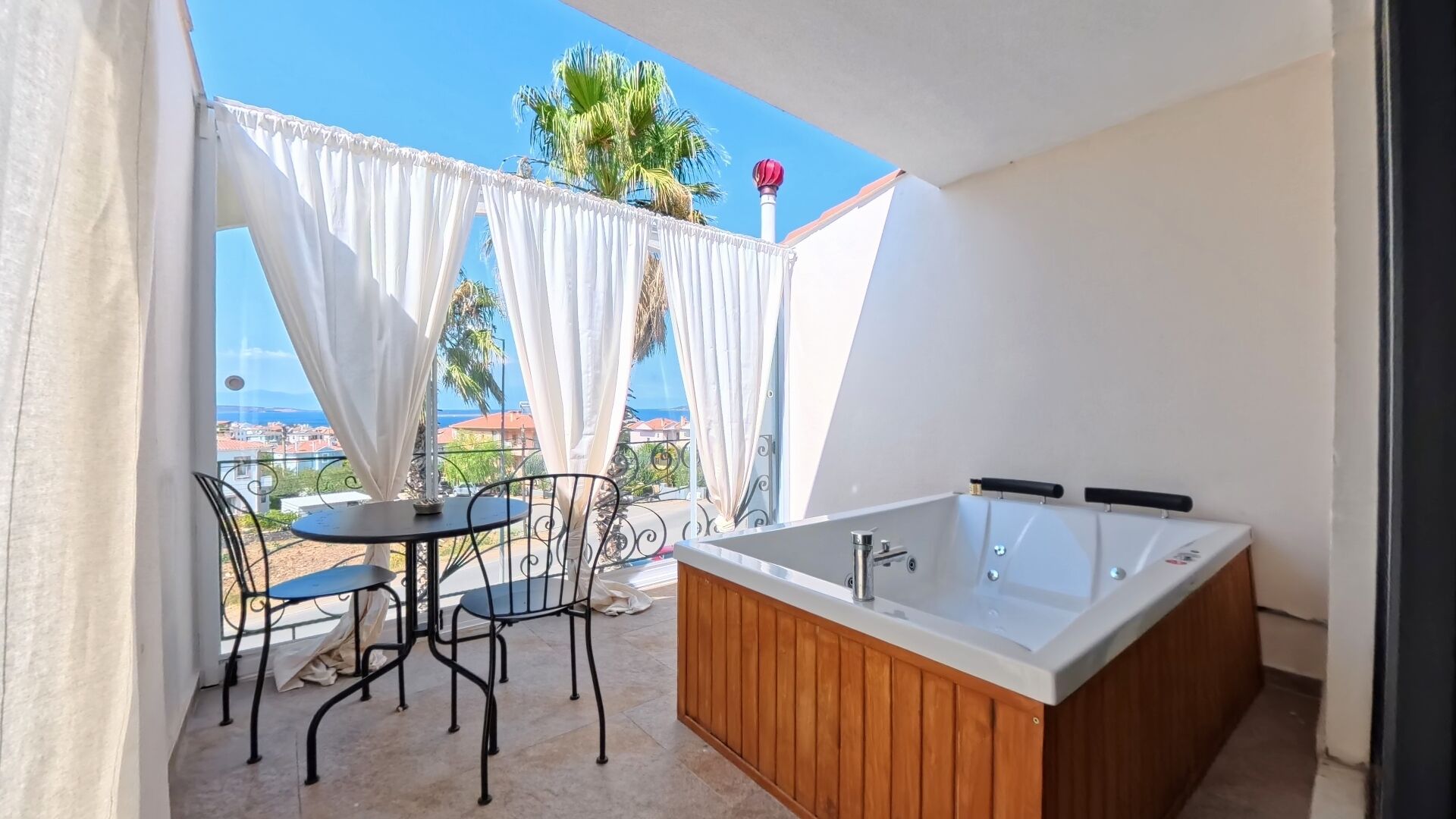 teras jakuzili deniz manzarali oda | 1 bedroom, premium bedding, in-room safe, free wifi