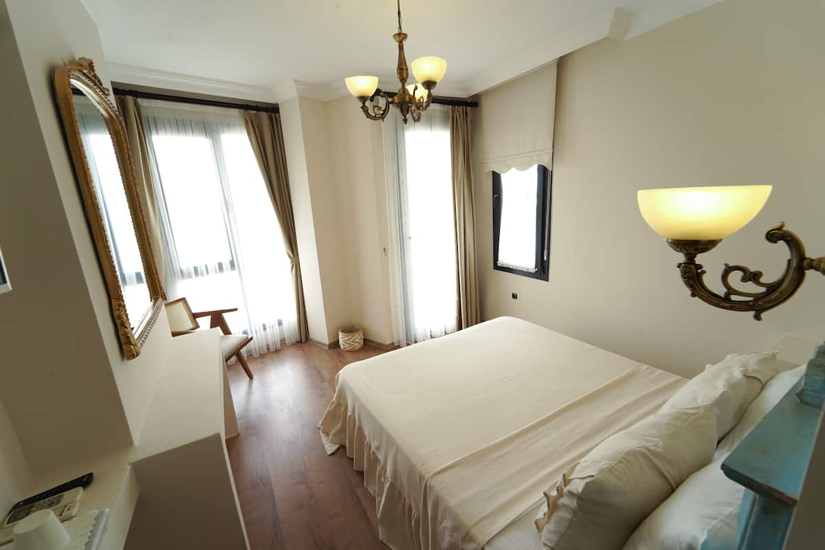 Deniz Manzarali Standart Oda | Ropa de cama de alta calidad y caja de seguridad en la habitación