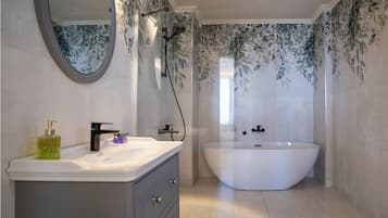 Havuz Manzarali Terasli Deluxe Oda | Baño | Ducha, artículos de higiene personal gratuitos y secador de pelo