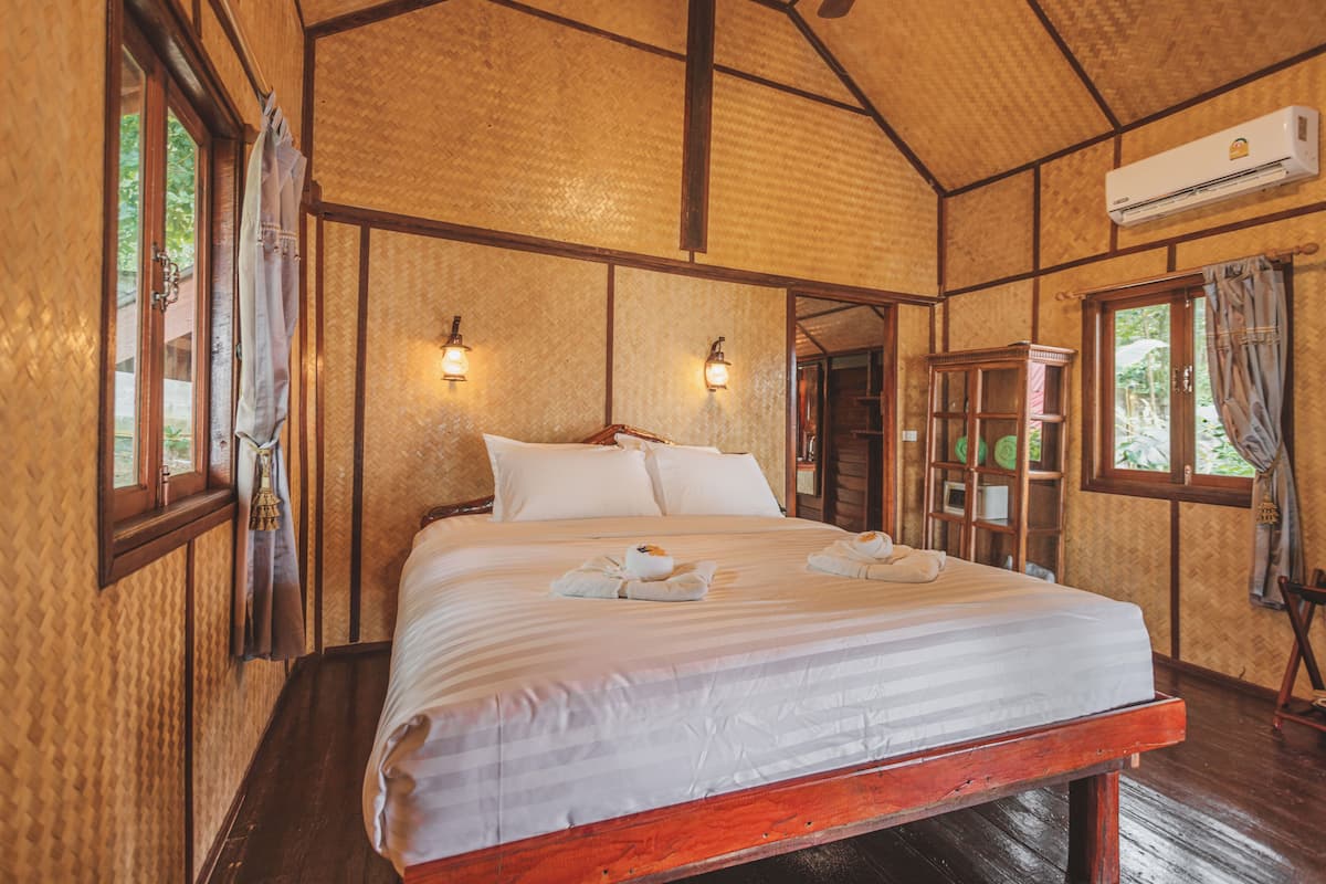 Chaba Villa | Minibar, desk, blackout drapes, soundproofing
