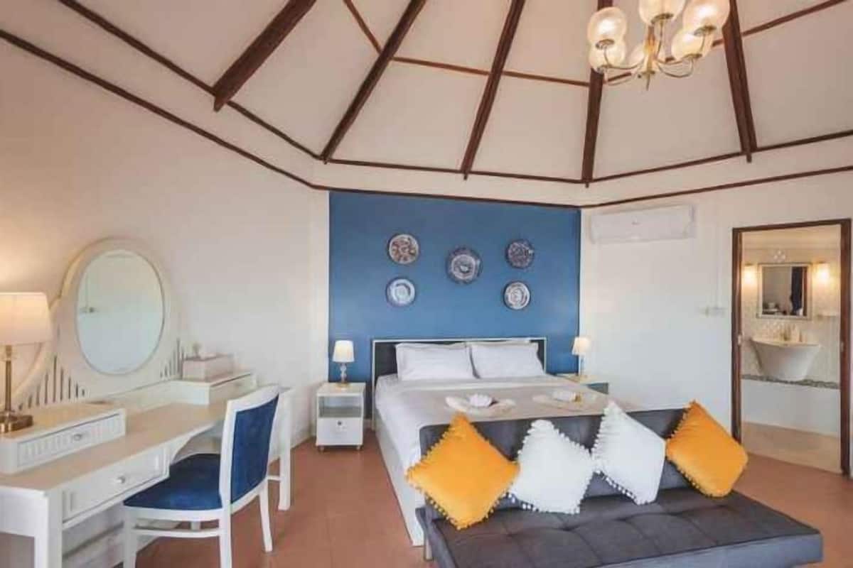 Minibar, desk, blackout drapes, soundproofing