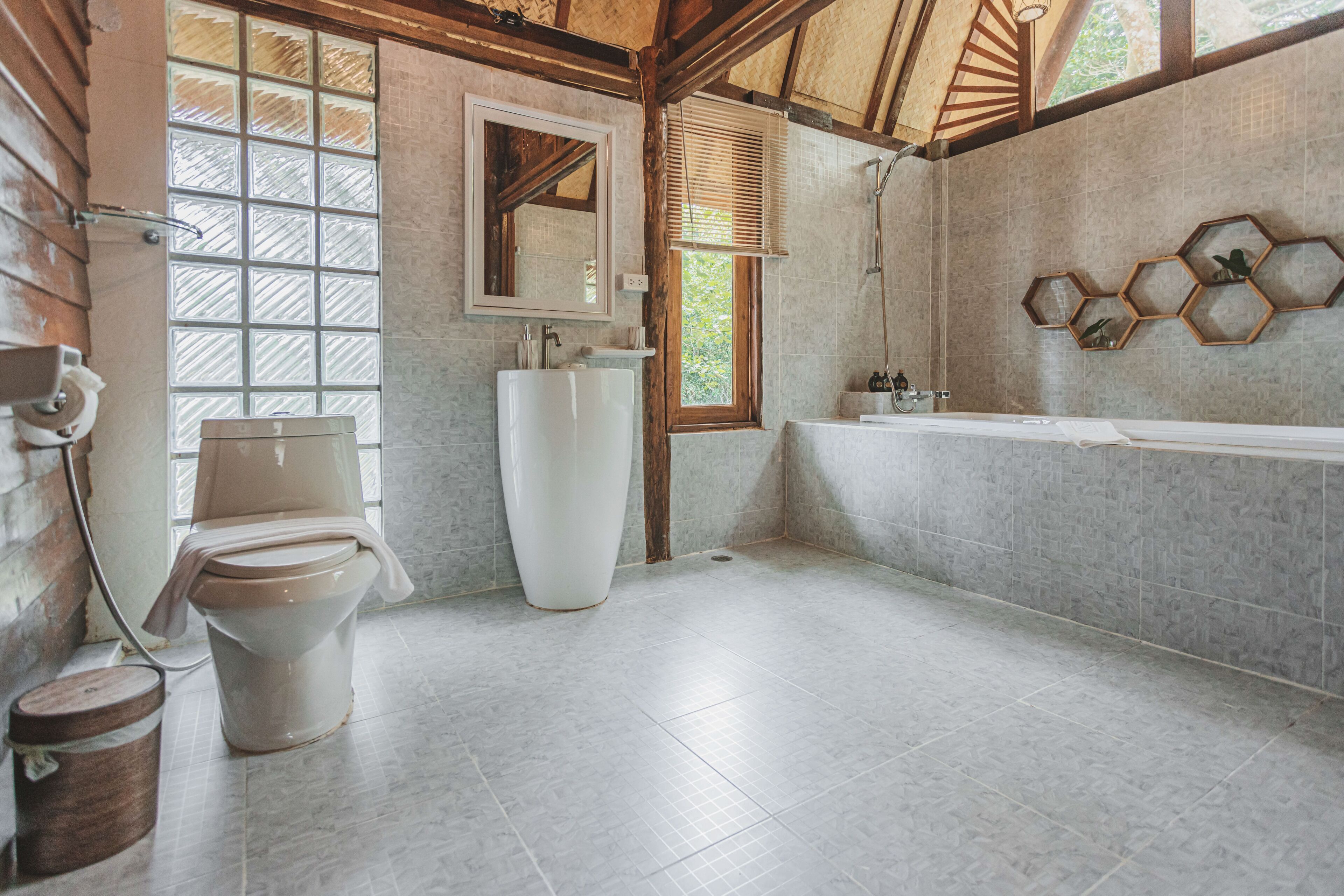 Une salle de bain avec des toilettes, un lavabo et une baignoire.