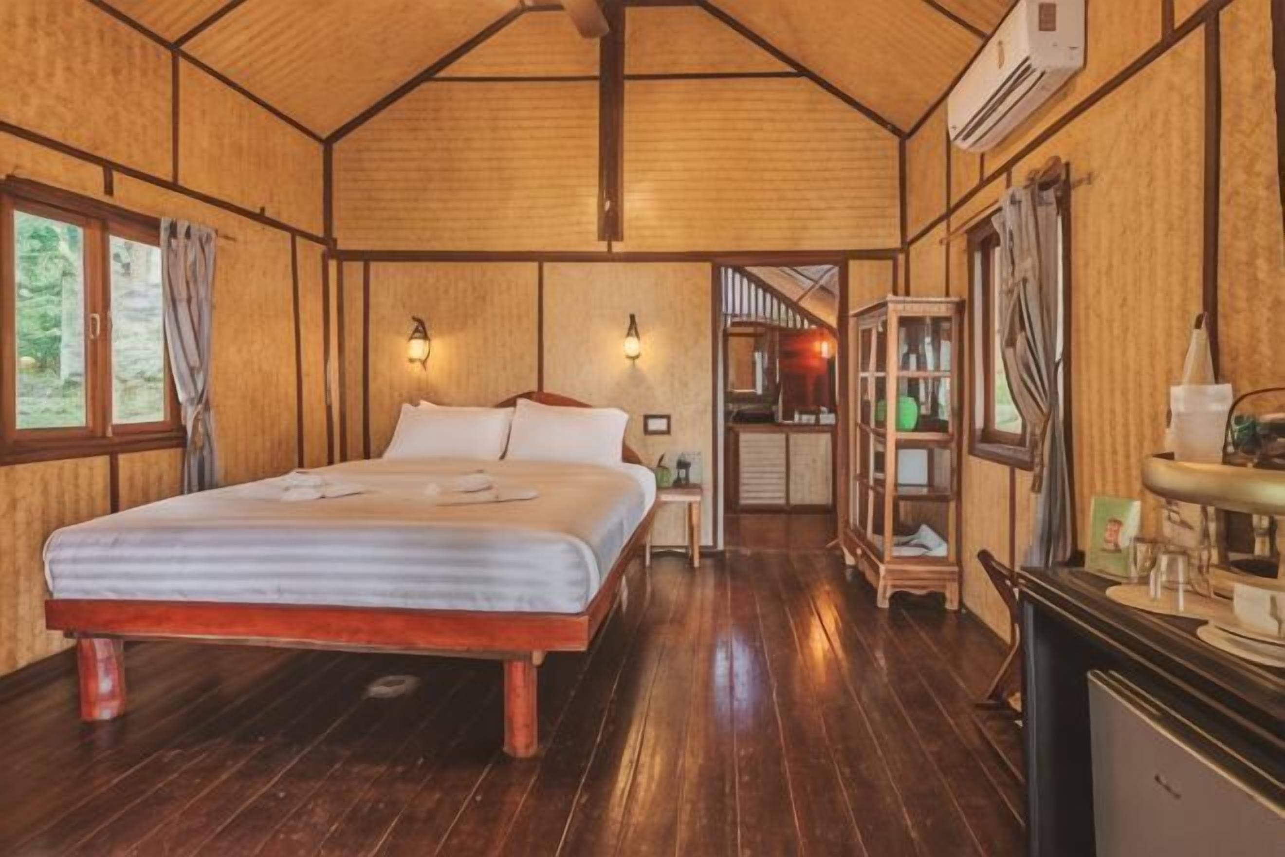 Minibar, skrivebord, blendingsgardiner og lydisolert