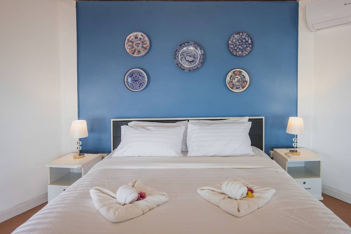 Malee Villa | Minibar, desk, blackout drapes, soundproofing