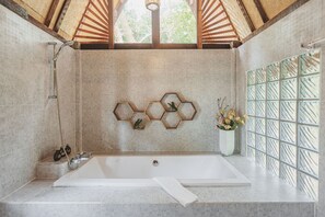 Kamer | Badkamer | Een haardroger, handdoeken
