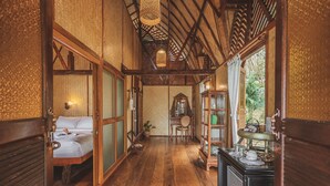 Una habitación de madera tradicional con una cama, un escritorio y una estantería.