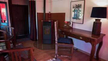 Chambre Double Romantique, salle de bains commune, cÎté jardin (Marahja)