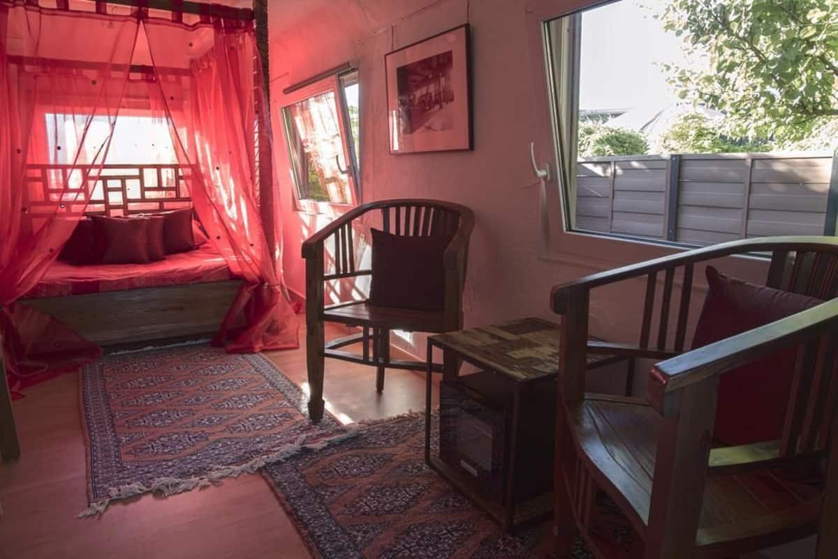 Romantic Double Room, Shared Bathroom, Garden Area (Marahja) | Bar mini, kalis bunyi, Wi-fi percuma, dihias secara berasingan 