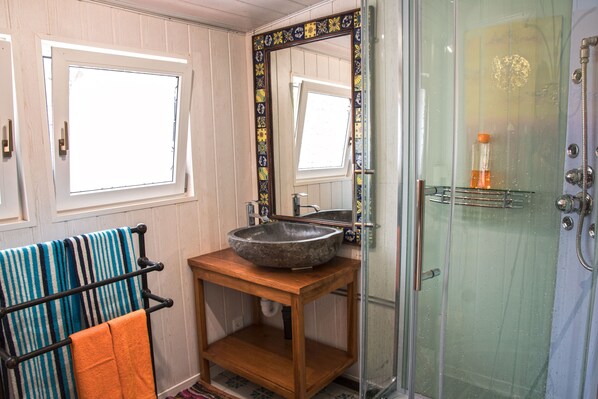 Shower, hydromassage showerhead, free toiletries