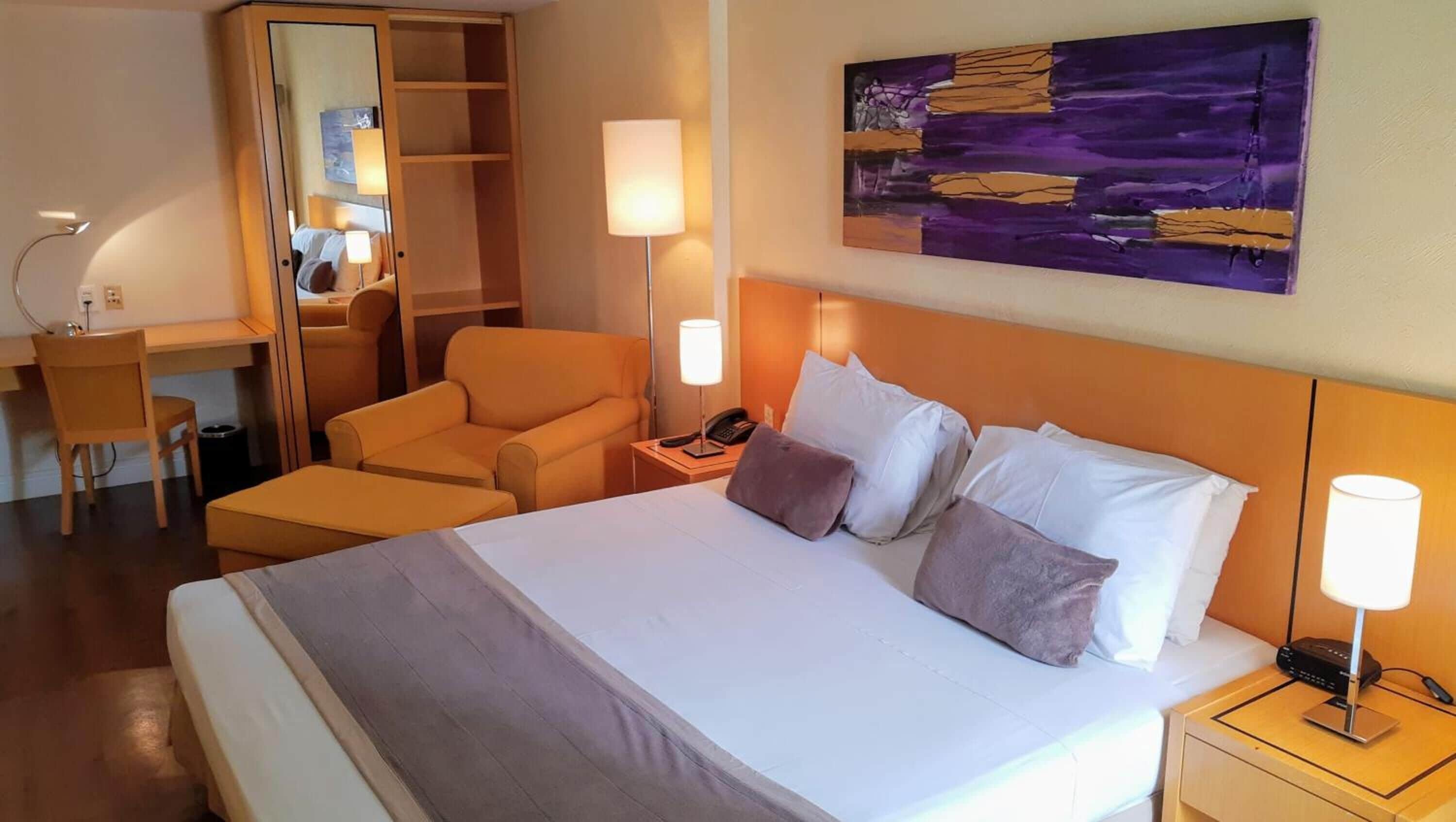 Frigobar, escrivaninha, cortinas blackout, Wi-Fi de cortesia