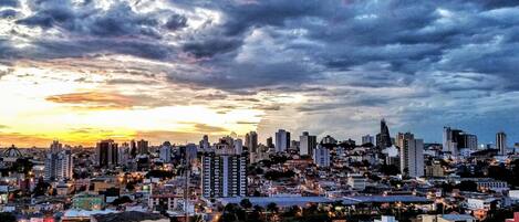 Un paisaje urbano al atardecer con rascacielos y una distribución urbana densa.