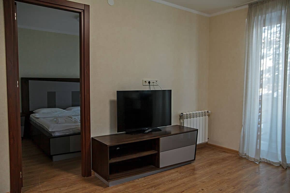Suite, 1 habitación | Sala de estar | Televisión de pantalla plana de 50 pulgadas con canales por cable