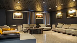 Ein modernes Wohnzimmer mit einem Ecksofa, einem Couchtisch und einem Kamin.