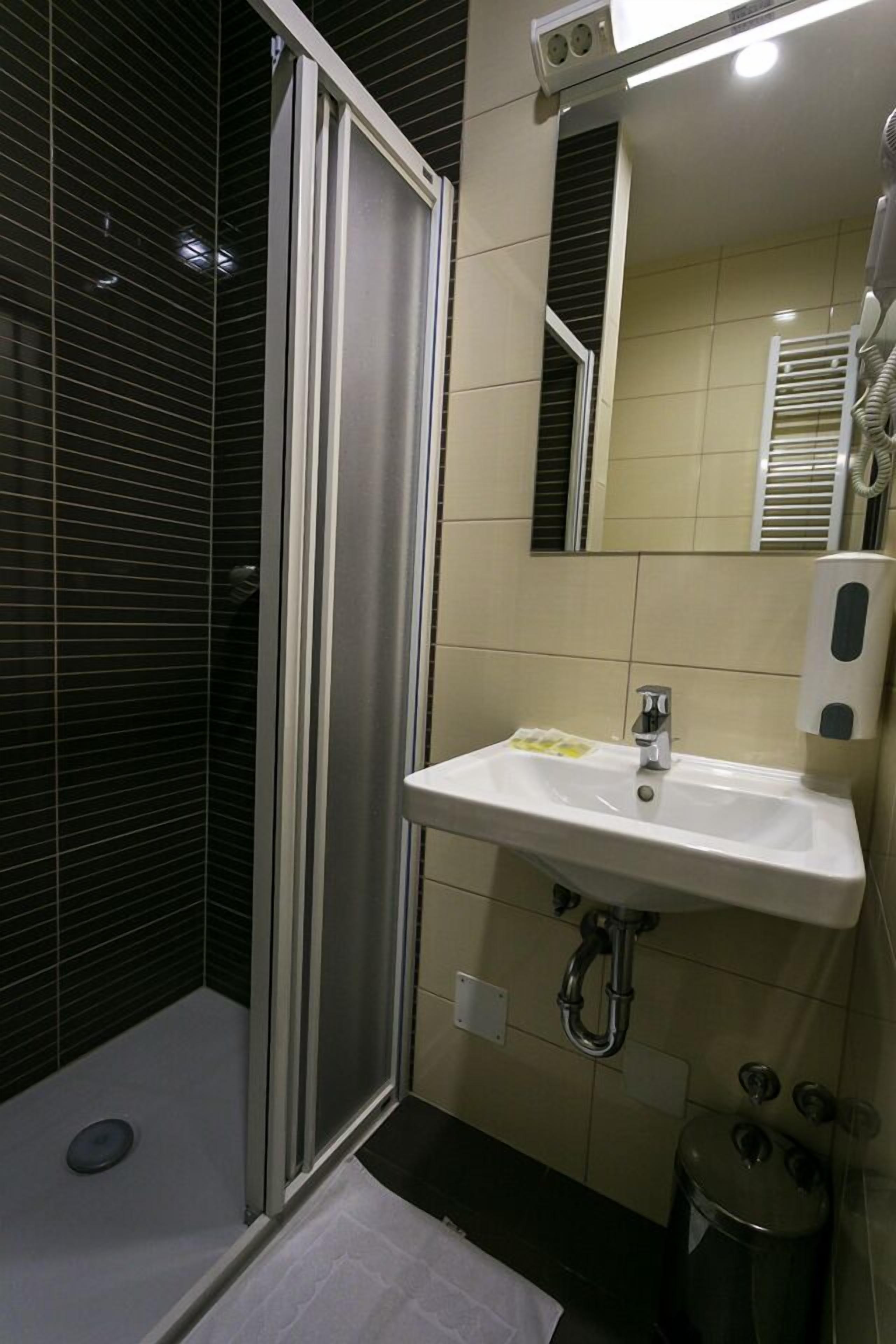 Standard Double or Twin Room | Bathroom | Shower, free toiletries, towels