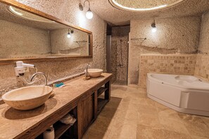 Suite familiar | Baño | Secadora de cabello, pantuflas, toallas, jabón 