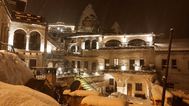 Un edificio histórico con varios balcones y fachada cubierta de nieve.