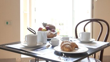 包含每日自助早餐