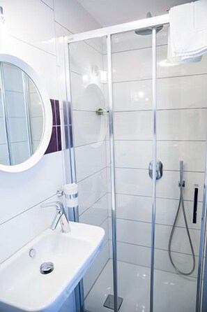 Chambre Double Standard (Gundogusu) | Salle de bain | Douche, articles de toilette gratuits, sèche-cheveux, chaussons