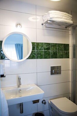 Standard-Doppelzimmer (Gunbatisi) | Badezimmer | Dusche, kostenlose Toilettenartikel, Haartrockner, Hausschuhe