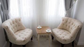 Standaard tweepersoonskamer, uitzicht op zee (Yildiz ) | Woonruimte | Een flatscreentelevisie