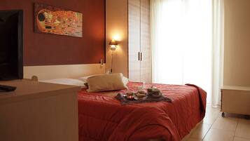 Classic Double Room, 1 Bedroom, Courtyard View, Courtyard Area | Premium bedding, minibar, desk, laptop workspace