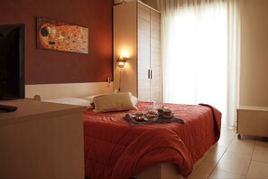 Classic Double Room, 1 Bedroom, Courtyard View, Courtyard Area | Premium bedding, minibar, desk, laptop workspace - L'incontro Suite B&B Santeramo (Santeramo in Colle)