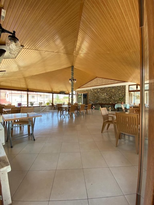 Café da manhã com buffet grátis todos os dias
