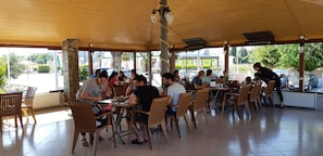 Café da manhã com buffet grátis todos os dias
