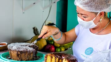 Café da manhã com buffet grátis todos os dias